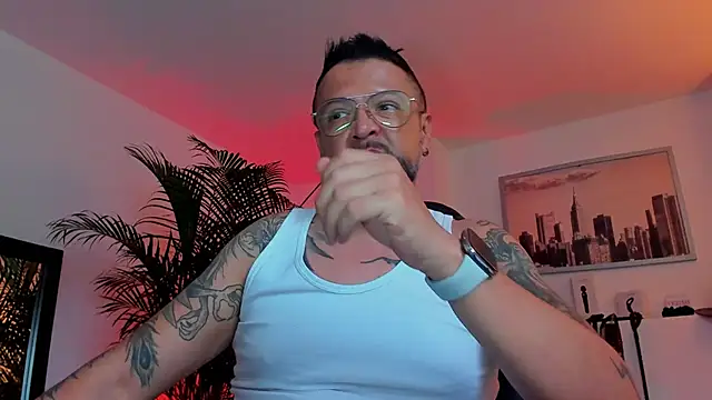 Snapshot of MrFrank_tattoo chatting on December 3, 11:32 am MrFrank tattoo online show from December 3, 11:32 am