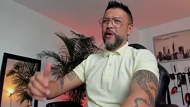Snapshot of MrFrank_tattoo chatting on December 9, 6:30 pm MrFrank tattoo online show from December 9, 6:30 pm
