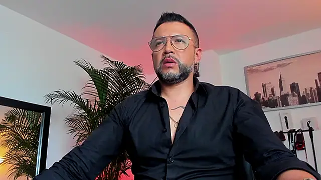 Snapshot of MrFrank_tattoo chatting on December 7, 2:13 pm MrFrank tattoo online show from December 7, 2:13 pm