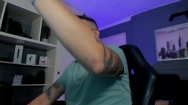 Snapshot of MrFrank_tattoo chatting on September 23, 1:05 am MrFrank tattoo online show from September 23, 1:05 am