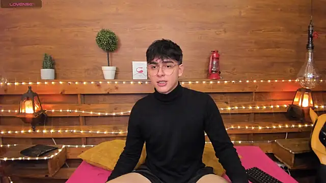 noahot08 online show from December 14, 7:36 pm