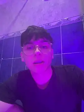 noahot08 online show from December 19, 10:10 pm