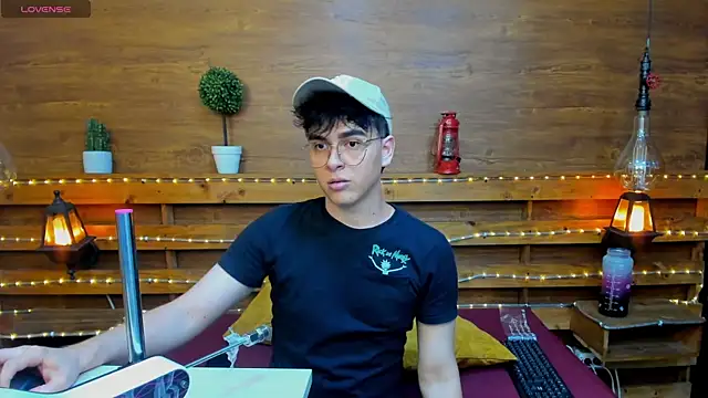 noahot08 online show from December 10, 7:54 pm