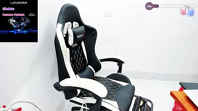 Snapshot of Naughty--asian chatting on November 1, 12:26 am Naughty--asian online show from November 1, 12:26 am