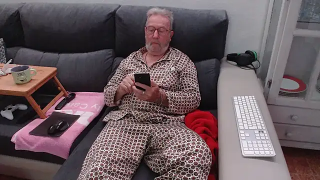 Snapshot of Nudelschwanz chatting on December 10, 5:50 am Nudelschwanz online show from December 10, 5:50 am