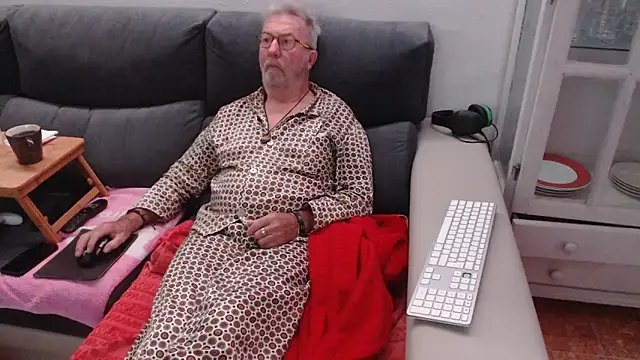 Snapshot of Nudelschwanz chatting on December 13, 6:31 am Nudelschwanz online show from December 13, 6:31 am