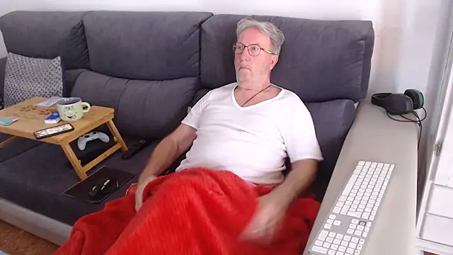 Snapshot of Nudelschwanz chatting on February 15, 4:01 pm Nudelschwanz online show from February 15, 4:01 pm