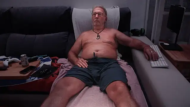 Snapshot of Nudelschwanz chatting on September 20, 8:31 pm Nudelschwanz online show from September 20, 8:31 pm