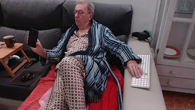Snapshot of Nudelschwanz chatting on February 10, 4:52 am Nudelschwanz online show from February 10, 4:52 am