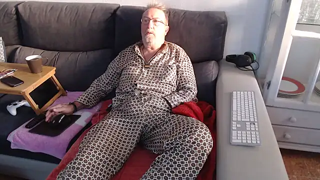 Snapshot of Nudelschwanz chatting on December 16, 7:58 am Nudelschwanz online show from December 16, 7:58 am