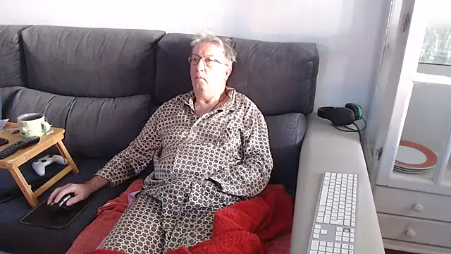 Snapshot of Nudelschwanz chatting on February 5, 8:11 am Nudelschwanz online show from February 5, 8:11 am