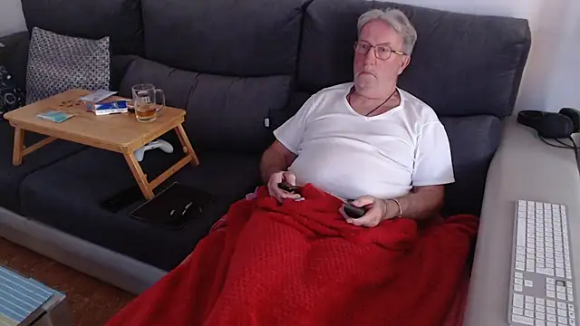 Snapshot of Nudelschwanz chatting on February 14, 5:03 pm Nudelschwanz online show from February 14, 5:03 pm