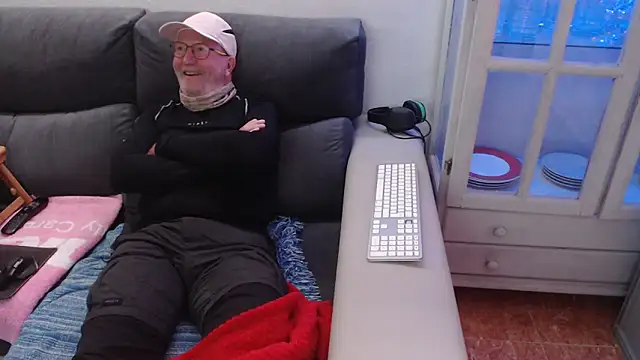 Snapshot of Nudelschwanz chatting on December 3, 5:12 pm Nudelschwanz online show from December 3, 5:12 pm