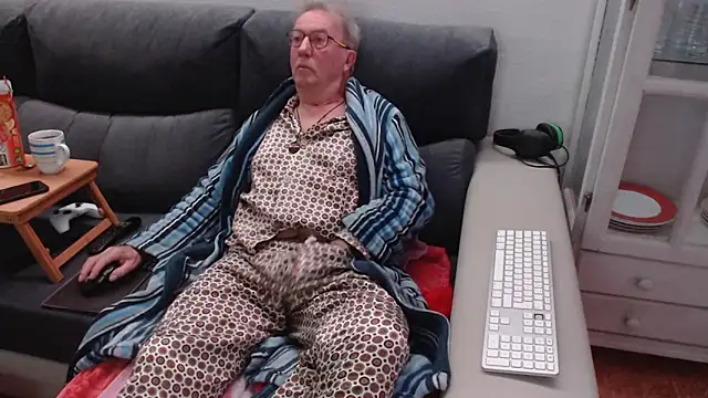 Snapshot of Nudelschwanz chatting on February 8, 6:22 am Nudelschwanz online show from February 8, 6:22 am
