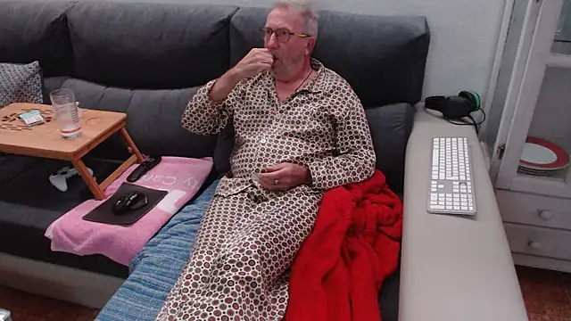 Snapshot of Nudelschwanz chatting on December 6, 11:03 pm Nudelschwanz online show from December 6, 11:03 pm