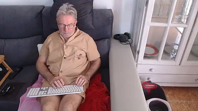 Snapshot of Nudelschwanz chatting on February 21, 9:01 am Nudelschwanz online show from February 21, 9:01 am