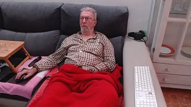 Snapshot of Nudelschwanz chatting on December 15, 6:59 pm Nudelschwanz online show from December 15, 6:59 pm