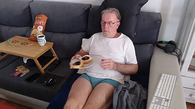 Snapshot of Nudelschwanz chatting on March 10, 2:59 pm Nudelschwanz online show from March 10, 2:59 pm