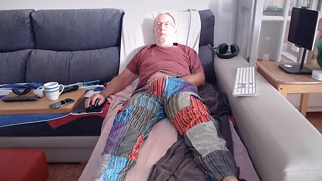 Snapshot of Nudelschwanz chatting on September 23, 8:13 am Nudelschwanz online show from September 23, 8:13 am