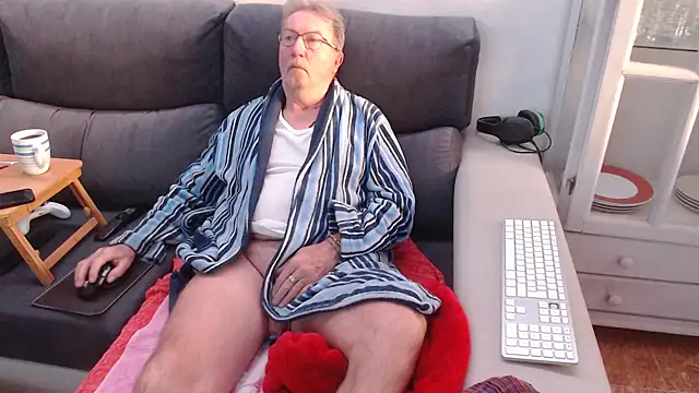 Snapshot of Nudelschwanz chatting on February 13, 7:24 am Nudelschwanz online show from February 13, 7:24 am