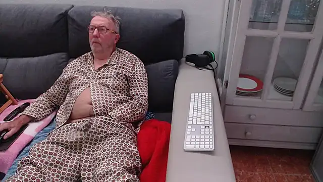 Snapshot of Nudelschwanz chatting on December 4, 6:55 am Nudelschwanz online show from December 4, 6:55 am