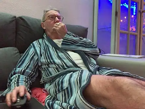 Snapshot of Nudelschwanz chatting on February 3, 6:17 pm Nudelschwanz online show from February 3, 6:17 pm