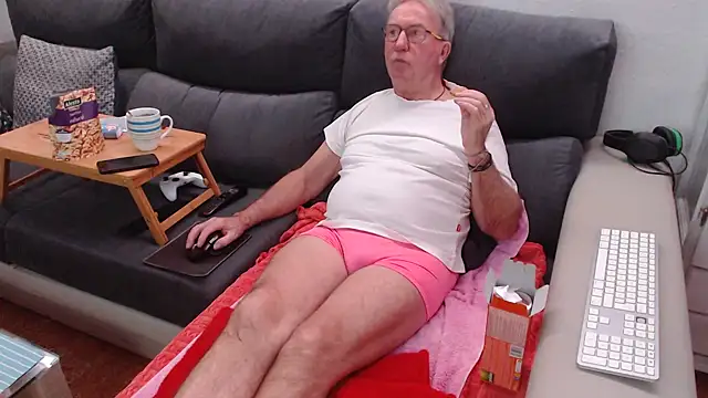 Snapshot of Nudelschwanz chatting on February 7, 5:29 pm Nudelschwanz online show from February 7, 5:29 pm