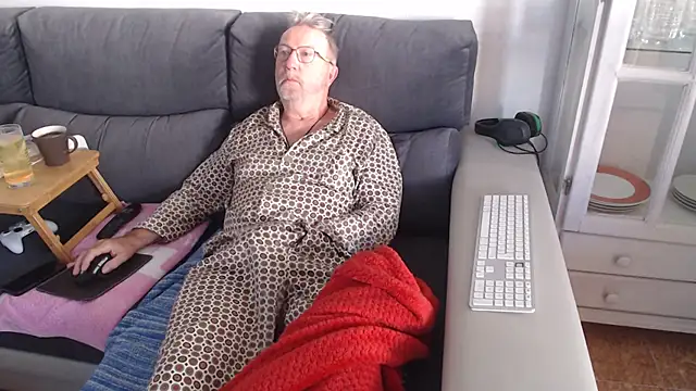 Snapshot of Nudelschwanz chatting on December 8, 8:30 am Nudelschwanz online show from December 8, 8:30 am