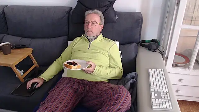 Snapshot of Nudelschwanz chatting on March 7, 3:49 pm Nudelschwanz online show from March 7, 3:49 pm