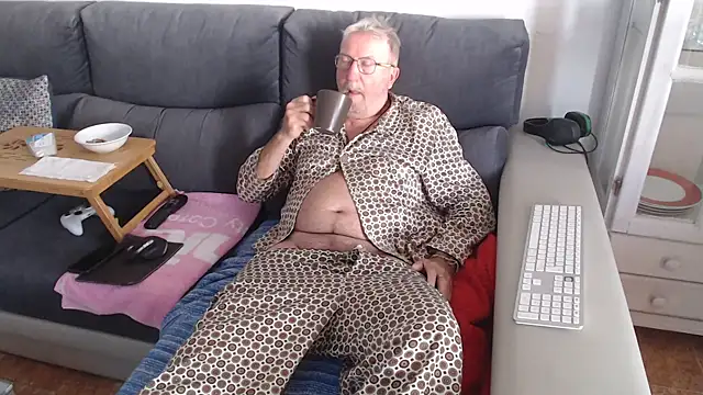 Snapshot of Nudelschwanz chatting on December 6, 8:59 am Nudelschwanz online show from December 6, 8:59 am