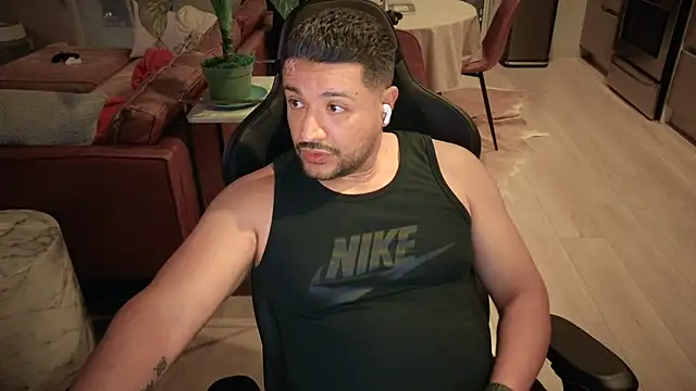 Snapshot of HungandThickLatin chatting on October 25, 4:36 am HungandThickLatin online show from October 25, 4:36 am