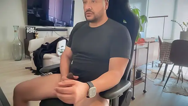 Snapshot of HungandThickLatin chatting on December 9, 9:22 pm HungandThickLatin online show from December 9, 9:22 pm