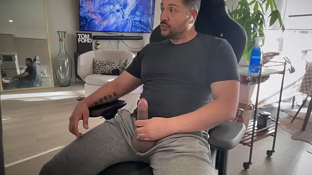 Snapshot of HungandThickLatin chatting on December 18, 11:40 pm HungandThickLatin online show from December 18, 11:40 pm