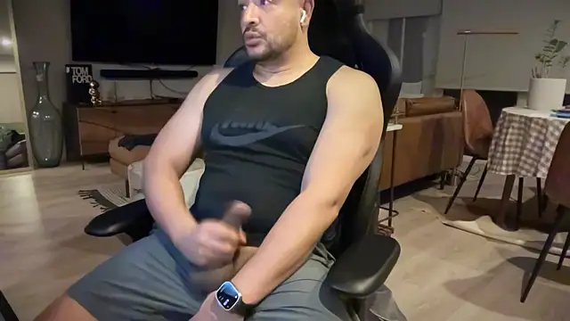 Snapshot of HungandThickLatin chatting on January 31, 2:07 pm HungandThickLatin online show from January 31, 2:07 pm
