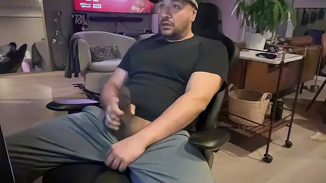 Snapshot of HungandThickLatin chatting on January 5, 10:43 am HungandThickLatin online show from January 5, 10:43 am