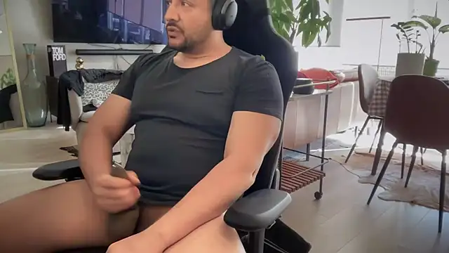 Snapshot of HungandThickLatin chatting on March 20, 11:45 pm HungandThickLatin online show from March 20, 11:45 pm