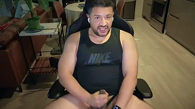 Snapshot of HungandThickLatin chatting on October 15, 2:41 am HungandThickLatin online show from October 15, 2:41 am