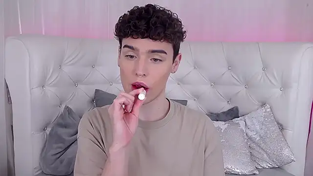 Snapshot of RobbyCharming chatting on October 11, 4:27 am RobbyCharming online show from October 11, 4:27 am