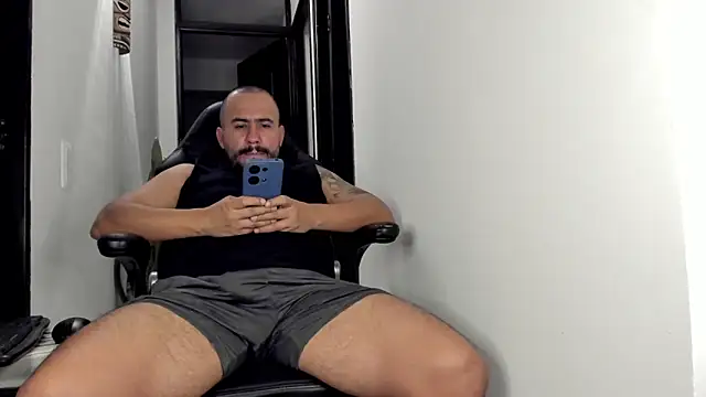 dylanstrong  online show from April 11, 12:07 am