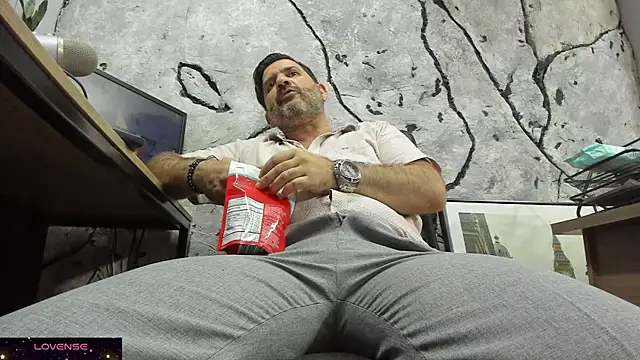 Snapshot of Maxi_TheBigDaddy chatting on September 28, 11:25 pm Maxi TheBigDaddy online show from September 28, 11:25 pm