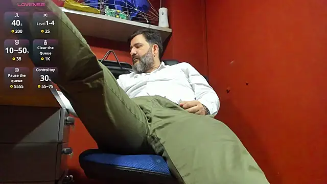 Snapshot of Maxi_TheBigDaddy chatting on February 24, 12:59 pm Maxi TheBigDaddy online show from February 24, 12:59 pm