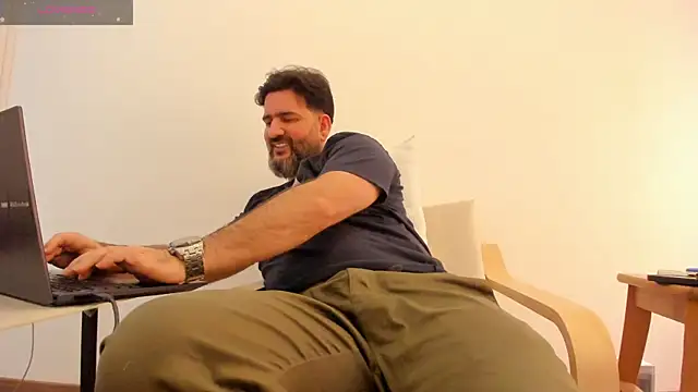 Snapshot of Maxi_TheBigDaddy chatting on January 26, 12:33 pm Maxi TheBigDaddy online show from January 26, 12:33 pm