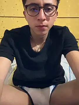Snapshot of CamiRojas_boy chatting on September 22, 4:23 am CamiRojas boy online show from September 22, 4:23 am