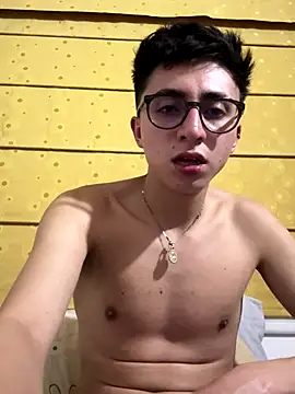 Snapshot of CamiRojas_boy chatting on September 14, 5:31 am CamiRojas boy online show from September 14, 5:31 am