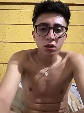 Snapshot of CamiRojas_boy chatting on September 13, 5:30 am CamiRojas boy online show from September 13, 5:30 am