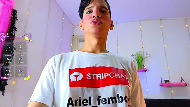 Snapshot of Ariel_Femboy_ chatting on September 19, 4:46 am Ariel Femboy online show from September 19, 4:46 am