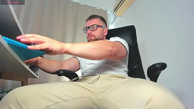 Snapshot of Findom_guy chatting on October 17, 1:26 pm Findom guy online show from October 17, 1:26 pm