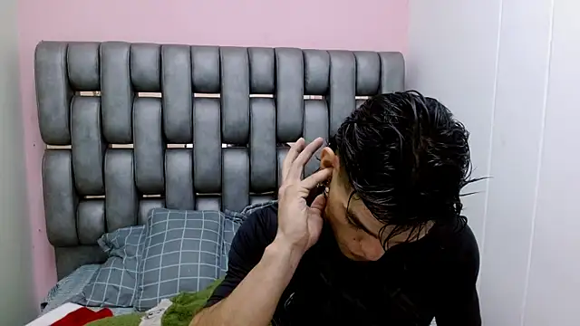 Snapshot of AlbertBernal69 chatting on December 28, 2:43 am AlbertBernal69 online show from December 28, 2:43 am