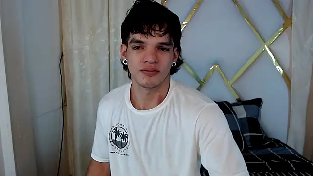 Snapshot of AlbertBernal69 chatting on December 23, 2:24 am AlbertBernal69 online show from December 23, 2:24 am