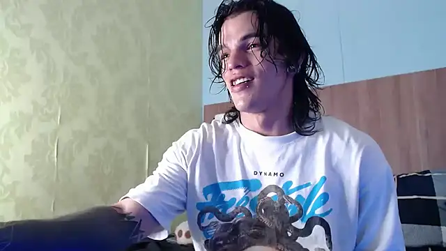 Snapshot of AlbertBernal69 chatting on October 5, 3:43 am AlbertBernal69 online show from October 5, 3:43 am